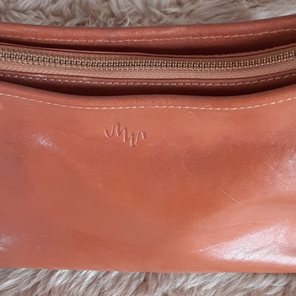 Classic Leather Shoulder Bag - Picture 2 of 9